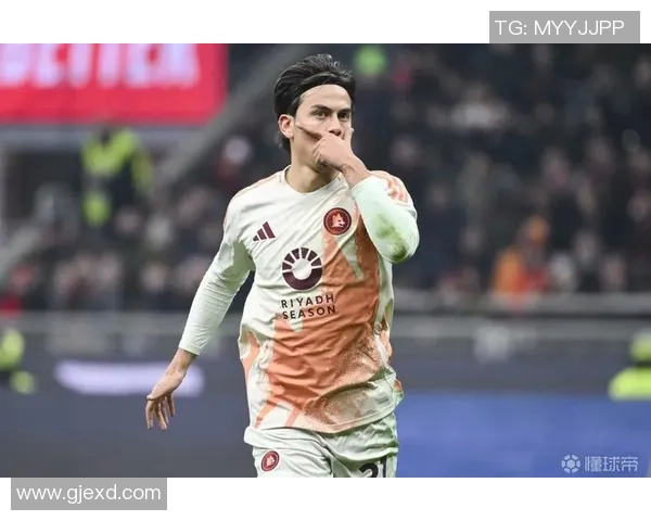 Q版风格迪巴拉球星形象设计 动感十足的足球场上小巨星